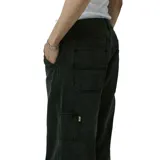 Pantalón de jean negro, estilo carpenter, con corte recto y holgado. Presenta bolsillos laterales y un bolsillo utilitario en la pierna.