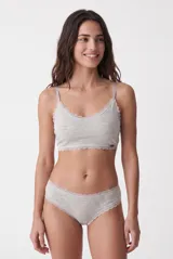Culotte de tejido melange gris con detalles de encaje festoneado en la cintura y las piernas.