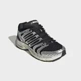 Championes Adidas Adistar Control 5 de running, con diseño retro de los años 2000. Combinan base de malla negra con superposiciones metálicas plateadas y entresuela en tono blanquecino.