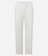 Conjunto de pijama largo de rib más sostenible, compuesto por una blusa de manga corta con escote redondo y detalle de flor aplicada, y un pantalón largo con cintura elástica, detalle de botones y estampa floral total.