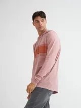 Remera manga larga color rosa con capucha y media cartera de botones. Tiene bolsillo canguro y rayas horizontales en el pecho.