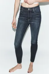 Jeans de corte skinny y tiro alto, confeccionados en tejido super elástico. Presentan diseño clásico de cinco bolsillos, cierre frontal con cremallera y botón metálico.