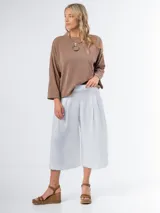 Bermuda blanca de corte ancho y largo midi.