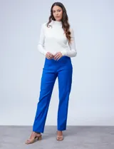Pantalón de vestir azul eléctrico, de corte recto, con bolsillos simulados en la parte delantera y bolsillos aplicados en la parte trasera.