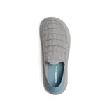 Slip on Merrell modelo Hut Moc 2, de diseño acolchado en color gris cemento con detalle de talón plegable en color azul. Presenta una estructura ligera con suela de EVA y refuerzos elásticos para facilitar su colocación.