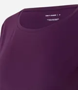 Remera deportiva de microfibra texturizada, con cuello redondo y mangas cortas. Presenta un diseño liso con recortes laterales que favorecen la ventilación.