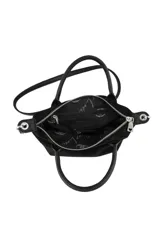 Cartera tipo bolso de mano color marrón, confeccionada en material con textura de gamuza. Presenta doble asa superior, correa larga ajustable y extraíble, y un detalle decorativo de labios en el frente junto al logo de la marca.