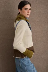 Cardigan de punto con diseño color block en tonos bordó, verde oliva y beige. Presenta cuello redondo con detalle en celeste, cierre frontal con botones y puños acampanados en color beige.