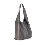 Cartera de hombro tipo hobo en símil cuero color negro, de diseño amplio y correa integrada.