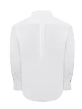 Camisa de manga larga RKF modelo Cityscape, de corte regular fit y color blanco. Presenta cuello con botones, cierre frontal abotonado y un bolsillo ojal en el pecho con el logo bordado al tono.