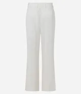 Pantalón flare de tejido plano color blanco, con trabillas en la cintura, cierre tradicional, frisos delanteros y bolsillos falsos atrás.