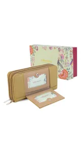 Billetera larga de diseño funcional con doble compartimento y cierre perimetral. Presenta una solapa frontal con broche a presión y visor para documentos, además de múltiples tarjeteros y espacios para billetes. Incluye un monedero interno con cierre y está confeccionada en material sintético.