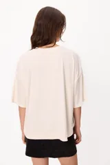 Remera básica de algodón color negro, con cuello redondo y detalle de bordado en el hombro.