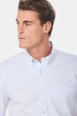 Camisa de manga larga color rosa claro, con cuello abotonado, bolsillo en el pecho y corte clásico.