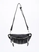 Riñonera negra de cuero sintético con diseño acolchado en forma de espiga y tachas plateadas. Tiene cierre superior, dos bolsillos frontales con cierre y correa ajustable con hebilla.