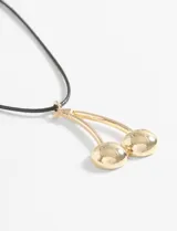 Collar con cordón negro y dije de cerezas doradas.