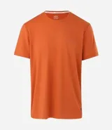 Remera deportiva de corte regular, confeccionada en tejido con tecnología Dry que facilita la evaporación del sudor. Presenta cuello redondo, mangas cortas y una estampa lettering texturizada en el pecho.