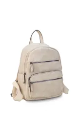 Mochila color marrón claro de símil cuero con bolsillos frontales con cierre. Tiene asa de mano rígida y correas regulables.