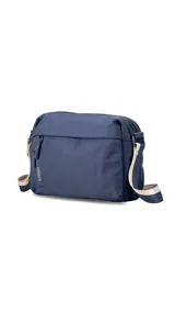 Bandolera de nylon color azul marino, con correa ajustable de cinta bicolor, múltiples bolsillos frontales con cierre y compartimento principal con organizadores internos.