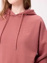 Canguro negro de corte holgado con capucha y cordones ajustables. Presenta un bolsillo frontal tipo canguro y un pequeño logo bordado en el pecho.