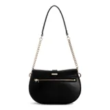 Cartera tipo saddle bag Guess modelo Carrie, color negro, con solapa frontal, logo metálico dorado y correa combinada de cuero sintético y cadena dorada.