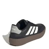 Championes urbanos Adidas Courtblock Bold, color negro con las icónicas tres tiras en color blanco y suela de plataforma en tono marrón oscuro. Presentan un diseño de corte bajo con cierre de cordones y refuerzos en la puntera.