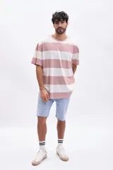 Bermuda de jean azul claro con diseño clásico, tiro medio y dobladillo deshilachado con roturas sutiles.