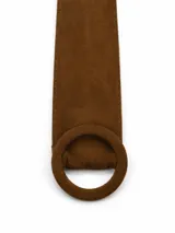 Faja ancha de gamuza color marrón, con hebilla circular forrada en el mismo material.