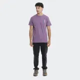 Remera violeta de manga corta y corte regular fit, con pequeño estampado vertical en el pecho que incluye la marca Reef.