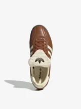 Championes Adidas Samba LT color marrón, con diseño inspirado en el fútbol, exterior de cuero, tres bandas laterales en color crema y lengüeta larga de material texturizado.