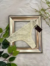 Vedetina de encaje color champagne, con elástico fino en cintura y piernas.