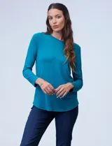 Remera de modal color celeste, con cuello redondo y mangas largas.