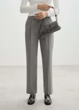 Pantalon de vestir de corte recto y tiro medio, con pinzas frontales, bolsillos laterales y cierre oculto. Presenta un diseño clásico con trabillas para cinturón y bolsillos de ribete en la parte posterior.