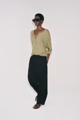 Pantalón recto de algodón color negro, con tiro medio y cintura elástica.
