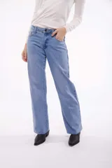 Pantalón de jean celeste de corte recto y tiro alto.