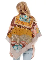 Pashmina rectangular con estampado multicolor en tonos tierra, naranja, verde y amarillo. Presenta motivos geométricos y florales en secciones definidas.