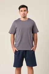 Bermuda de friza melange gris oscuro, de corte suelto, con cintura elástica y cordón de ajuste negro.