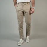 Pantalón chino color beige, de corte recto y ajuste clásico con cierre frontal y botón.