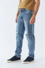 Pantalón de jean de hombre, corte slim cropped, con bolsillos y cremallera.