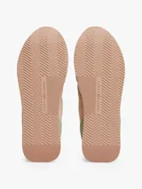 Zapatillas de estilo retro running con paneles de ante en tonos beige, rosa y verde. Presentan cierre con cordones, suela de EVA blanca y el monograma TH en el lateral.