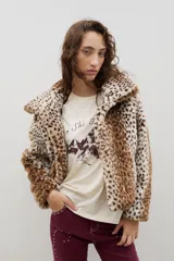 Campera corta de piel sintética con estampado de leopardo, diseño con cuello amplio tipo solapa y mangas largas.