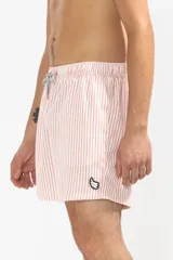 Short de baño para hombre con estampa de rayas finas pinstripe, confeccionado en tejido liviano, elástico y de secado rápido. Presenta cintura elástica con cordón regulable, bolsillos laterales y bolsillo trasero con cierre.