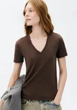Camiseta de manga corta con cuello en V, de corte ajustado y color marrón.