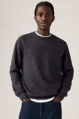 Buzo de cuello redondo color gris oscuro, con logo de Levi Strauss & Co. en relieve en el frente.