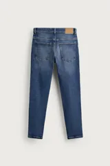 Jeans skinny cropped fit de corte ajustado y tiro medio, con diseño de cinco bolsillos y efecto lavado.