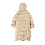 Campera tipo puffer larga con capucha, confeccionada en poliéster acolchado. Presenta cierre frontal doble con botones, bolsillos laterales abiertos y diseño de costuras horizontales.
