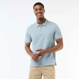 Remera polo de piqué de algodón color celeste, con cuello y puños acanalados, y cierre frontal de tres botones.