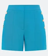 Bermuda de corte sastrero confeccionada en crepé color turquesa, con cierre frontal, bolsillos laterales y detalle de botones decorativos en los costados.