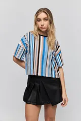 Short negro de PU con diseño tipo falda en la parte delantera, tiro medio y cierre lateral invisible.