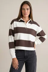 Sweater de estilo polo con diseño de rayas horizontales anchas en color marrón y blanco. Presenta cuello camisero, cierre frontal con botones y mangas largas con puños ajustados.